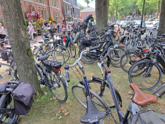Vele fietsen op de Stationsweg nabij de entree naar de markt van Melk en Honing 2026